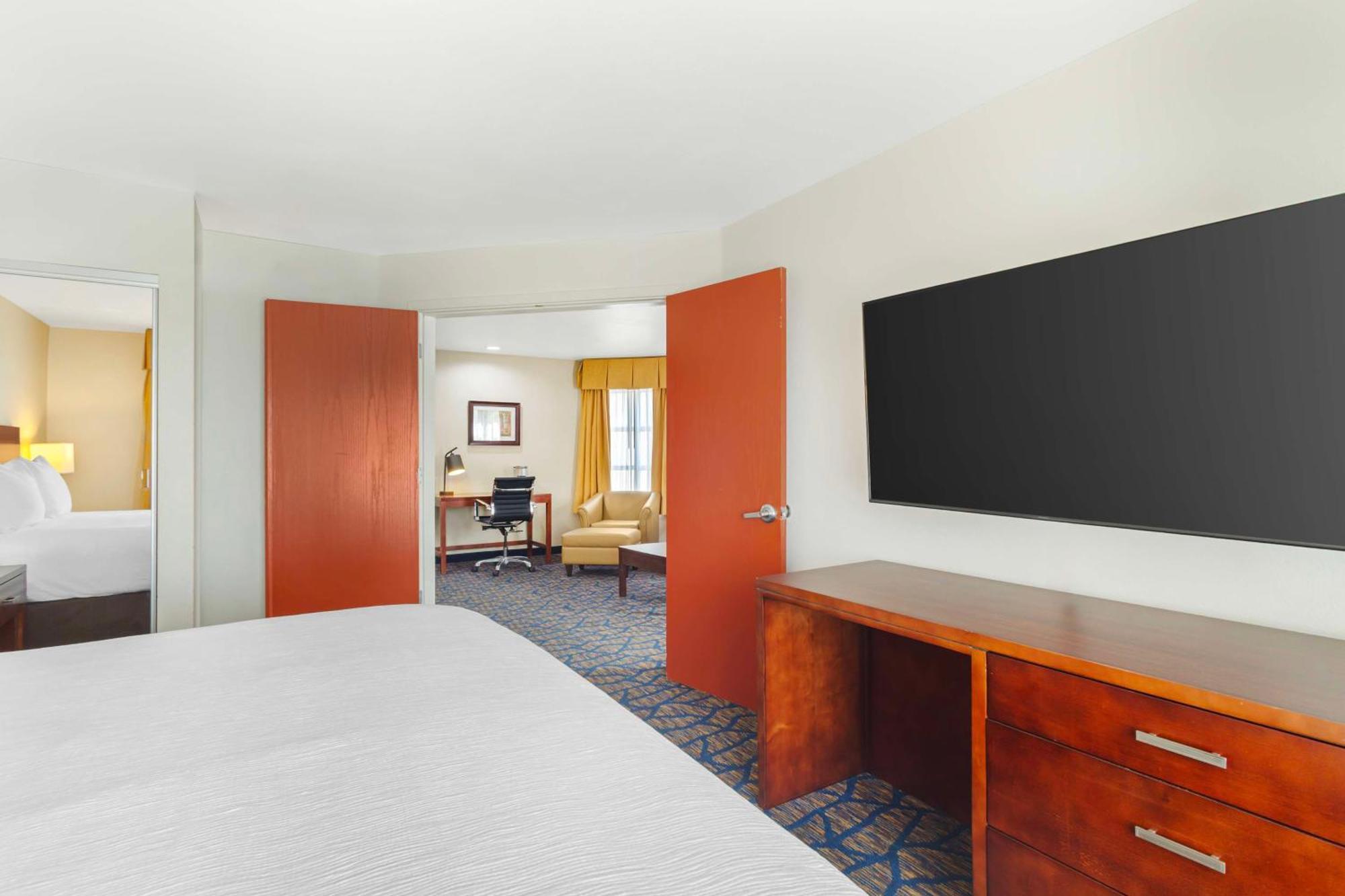 Best Western Plus Villa Del Lago Inn Patterson Exterior photo